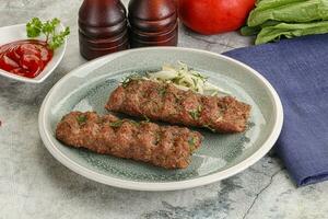 Kebab mit Rindfleisch serviert Zwiebel foto