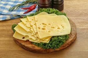 geschnittener maasdamer käse zum frühstück foto