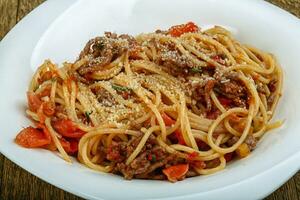 Spaghetti Bolognese auf hölzern Hintergrund foto