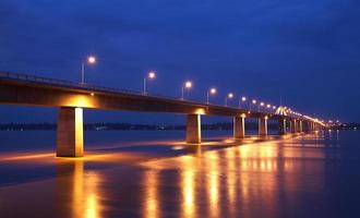 Betonbrücke und Fluss in der Dämmerung foto