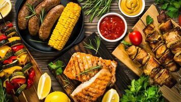 gesund und köstlich Grill Teller mit gegrillt Fleisch, Fisch, und Gemüse Hintergrund Bild foto