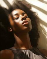 Porträt von jung afrikanisch amerikanisch weiblich Modell- mit Strahlen Licht Schatten Overlay auf ihr Gesicht, Ruhe emotional Ausdruck, ai generiert foto