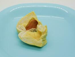 Schnitt Durian Stück auf Teller foto