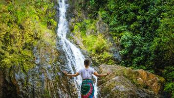 asiatisch Frauen entspannen im das Urlaub. abspielen wenn Yoga. abspielen wenn Yoga beim Wasserfall auf das Berg. Übung, gut Gesundheit, Reise Natur, Reise entspannen. Reise Thailand. foto