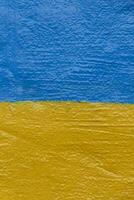 Flagge von Ukraine gemalt auf Mauer foto