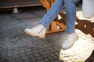 Weiß Schuhe auf das Füße. Mädchen im Stiefel. foto
