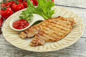 gegrilltes Schweinesteak mit Ketchup foto