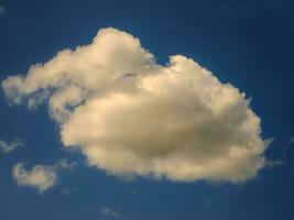 Weiß flauschige Wolke Über Blau Sommer- Himmel Hintergrund foto