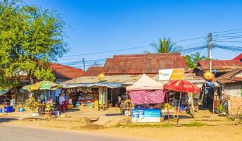 luang prabang, laos 2018 - bunter lebensmittelmarkt speichert straßen stadtbild von luang prabang laos foto