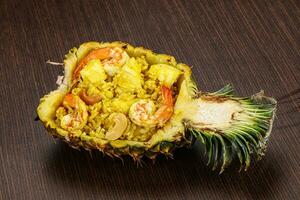 thailändisch Küche - - Reis mit Garnele im Ananas foto