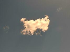 Single Wolke im das Himmel, Wolke gestalten Foto