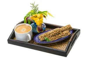 Frühstück mit Kaffee und Dessert aus Sonnenblumenkernen foto