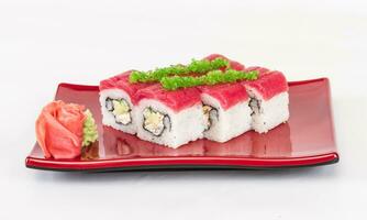 Maki-Sushi - Rolle aus Krabben, Avocado, Gurken im Inneren. frischer Thunfisch und Tobico-Rogen draußen foto