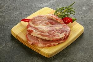 roh Schweinefleisch Fleisch Hals Steak foto