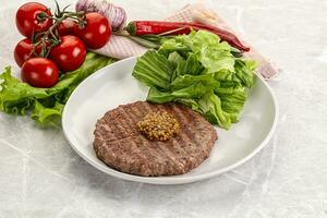 gekräuselt Rindfleisch Burger Schnitzel mit Eisberg foto