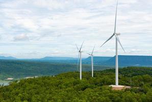 Windturbinenfeld zur Erzeugung von erneuerbarem Strom foto