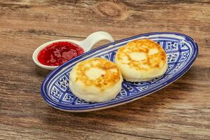 Quarkpfannkuchen mit Erdbeermarmelade foto