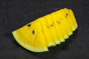 in Scheiben geschnittene süße leckere gelbe Wassermelone foto