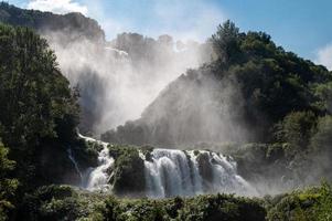 Wasserfall Marmor künstlicher Wasserfall in Umbrien foto