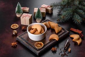 Weihnachtsrahmen mit Tannenzweigen, Lebkuchenplätzchen foto