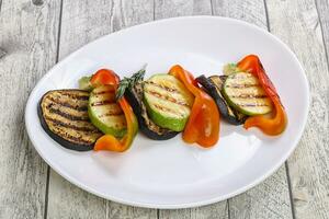 gegrilltes Gemüse - Auberginen, Zucchini und Paprika foto