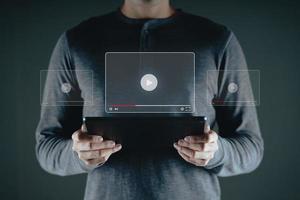 Mann verwendet Tablet zum Ansehen von Videos im Internet, Online-Streaming. foto