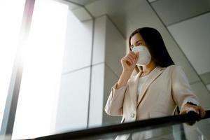 Frau mit n95-Gesichtsmaske zum Schutz des PM2.5- und Covid19-Virus