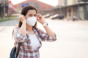 Frau mit n95-Gesichtsmaske zum Schutz des PM2.5- und Covid19-Virus foto