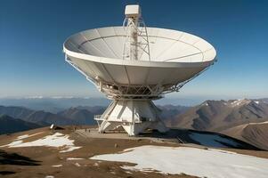 Antenne Aussicht von ein Satellit Gericht auf das oben von das Berg ai generiert foto