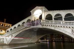 Nachtansicht der Rialtobrücke in Venedig Italien foto