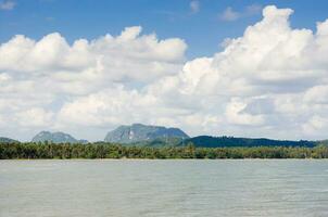 Strand und Meer zum tropisch Hintergrund foto