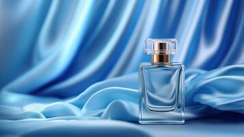 generativ ai, Flasche von Parfüm auf ein Blau Seide Hintergrund. Glas Flasche mit Blau Duft Verpackung Design spotten oben foto