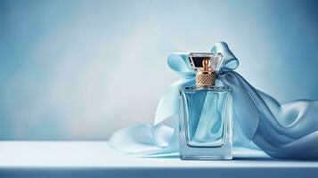 generativ ai, Flasche von Parfüm auf ein Blau Seide Hintergrund. Glas Flasche mit Blau Duft Verpackung Design spotten oben foto