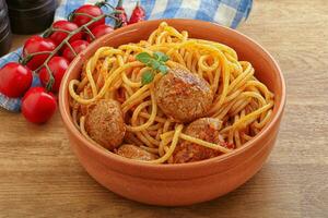 Spaghetti mit Hackbällchen in Tomatensoße foto