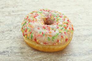 süßer glasierter Vanille-Donut mit Zuckerguss foto