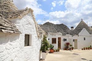 Stadtbild typischer Trulli-Häuser in Alberobello, Italien foto