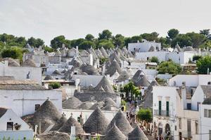 Stadtbild typischer Trulli-Häuser in Alberobello, Italien foto