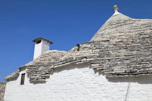 Stadtbild typischer Trulli-Häuser in Alberobello, Italien foto