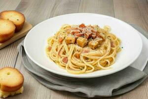 Spaghetti Carbonara mit gebraten Speck Würfel. ai generativ Profi Foto