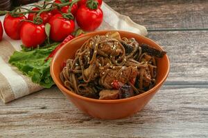 Udon Soba mit Schweinefleisch und Gemüse foto