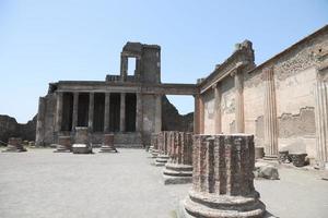 die ruinen der antiken stadt pompei italien foto