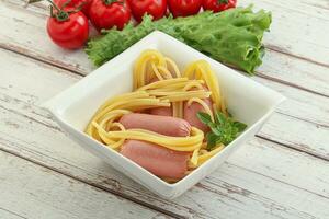 Mini-Würstchen mit Pasta-Spaghetti foto
