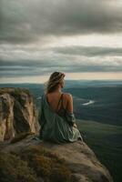 zurück Aussicht von ein Frau Sitzung allein beim das groß Berge. ai generativ foto