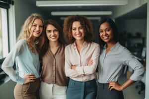 Gruppe von beiläufig Geschäft Zusammenarbeit Männer und Frauen suchen beim Kamera mit gekreuzt Waffen im Büro, Neu Generation von energisch Unternehmer Konzept. ai generativ foto