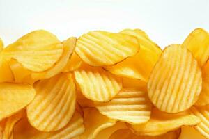 isoliert auf Weiss, Kartoffel Chips mit ein präzise Ausschnitt Pfad ai generiert foto