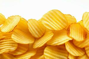 isoliert auf Weiss, Kartoffel Chips mit ein präzise Ausschnitt Pfad ai generiert foto