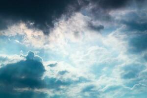 dramatisch abstrakt Wolken und Blau Himmel foto