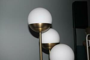 Licht Luxus Tabelle Lampe mit drei Weiß Glühbirnen foto