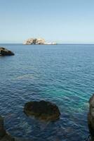 schöner strand von punta de castellar, santa agnes de la corona, balearen, spanien. foto