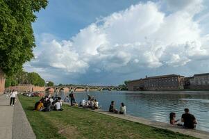 stadtbild an einem sonnigen tag in toulouse, frankreich im sommer 2022. foto